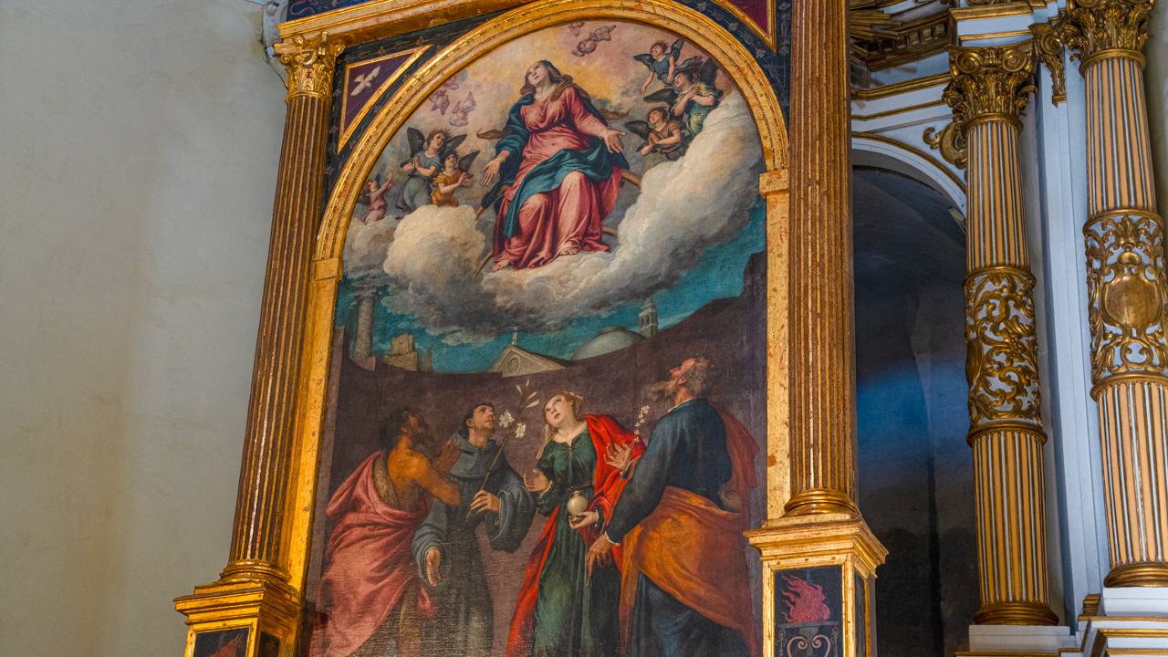 Pala d'altare con cornice dorata conservata nella chiesa Santa Maria di Piazza di Mogliano dipinta da Lorenzo Lotto