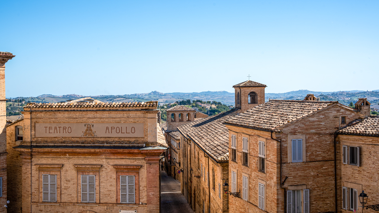 Mogliano centro storico con vista del teatro apollo